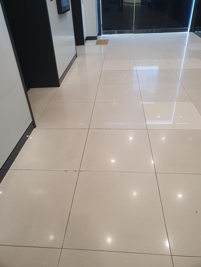 천안시 서북구 출입문청소, 스팅거클리닝의 전문 서비스로 쾌적함을!