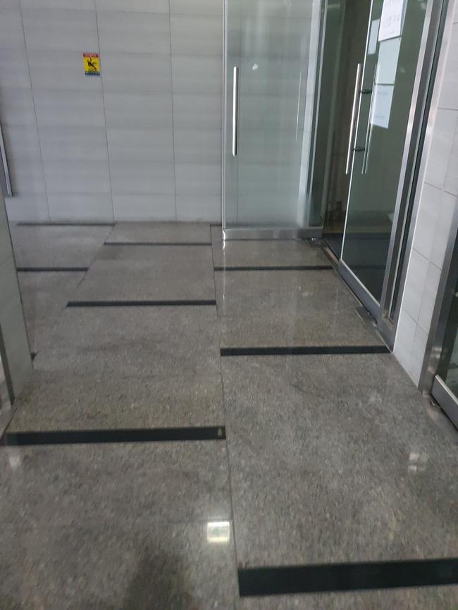 하동군 전문 창문청소, 스팅거클리닝과 함께 맑고 깨끗한 시야 확보하세요!